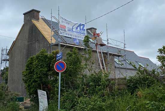 AZ Couvertures en chantier sur le toit d'une maison